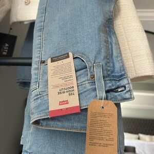 Levi's 725 High-Rise Boot Cut Jeans (Short) in Tribeca Sun color NWT
